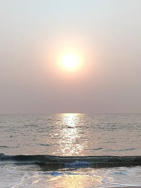 Sonnenuntergang am Meer mit Wellen hell